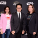Las productoras Michelle Rejwan (izquierda) y Kathleen Kennedy (derecha) con J.J. Abrams.
